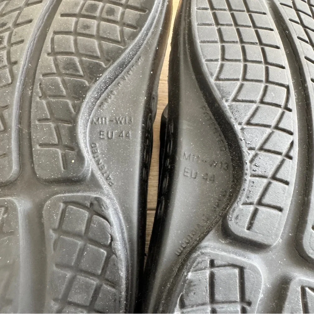 Oofos Black Thong Recovery Sandals Size 11